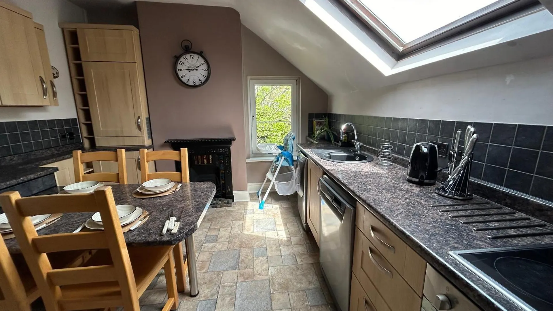 Seaside Rentals Bournemouth - 2Br, Upto 6Ppl, Beach 3 Min Walk, Dogs Ok, Wifi, Park 2 Cars Apartment