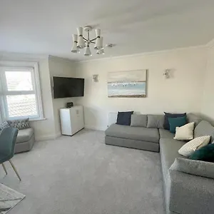 Apartment Exquisite Apartment, Stone Throw From The, Bournemouth