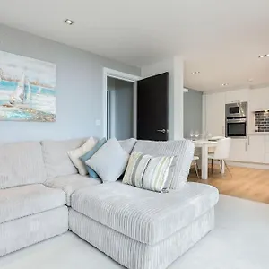 Apartment Stunning 2 Bed Apartment, Fabulous Sea View & 2 Minutes To Beach With Parking, Bournemouth